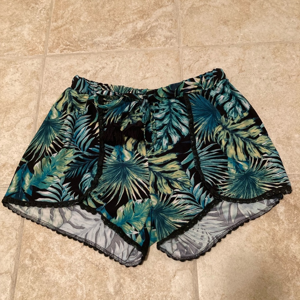 🌸3/$20🍉 Ardene Leaf Pattern Shorts